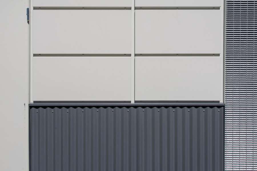 Tolle Mischung aus zwei Profilen an einer Lagerhalle, Naviair Allé 1, 2770 Kastrup